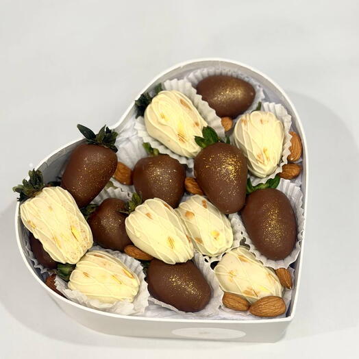 Сердце из клубники в шоколаде