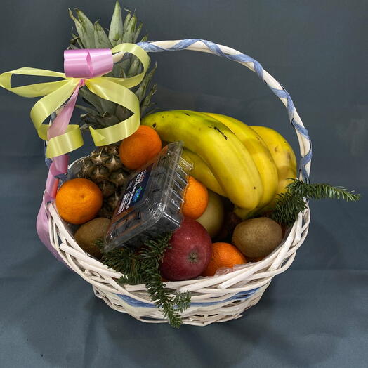 Фруктовая корзина с голубикой и ананасом