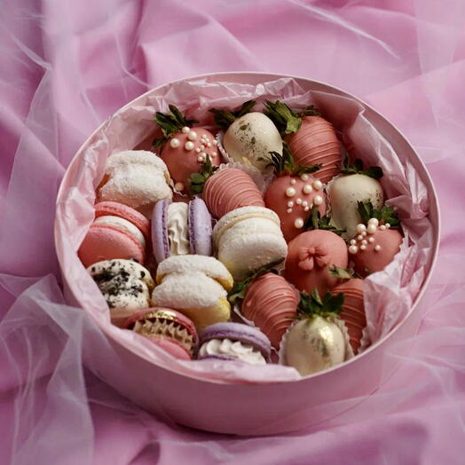 Цилиндр М размера клубники в шоколаде и макаронс