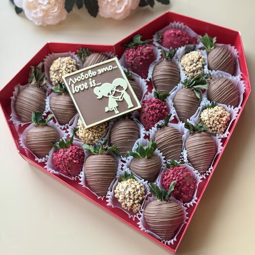 Клубника в шоколаде love is для девушки любимой