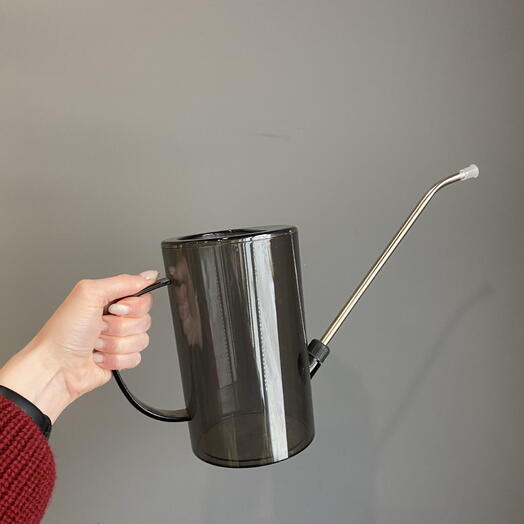 Лейка из темного пластика