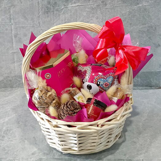 Корзина сладкая с конфетами, сухофруктами и чаем