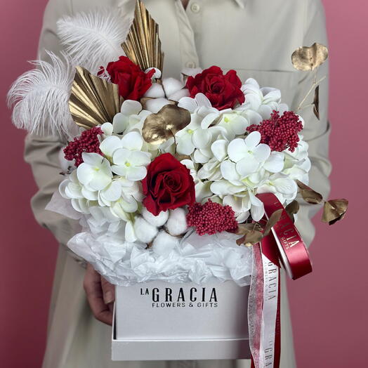 Интерьерная композиция из силиконовой гортензии и стабилизированной розы