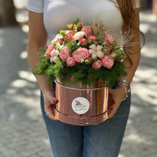 Композиция из роз и натурального хлопка