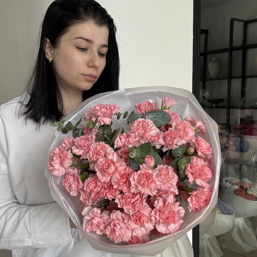 Розовые гвоздики с эвкалиптом