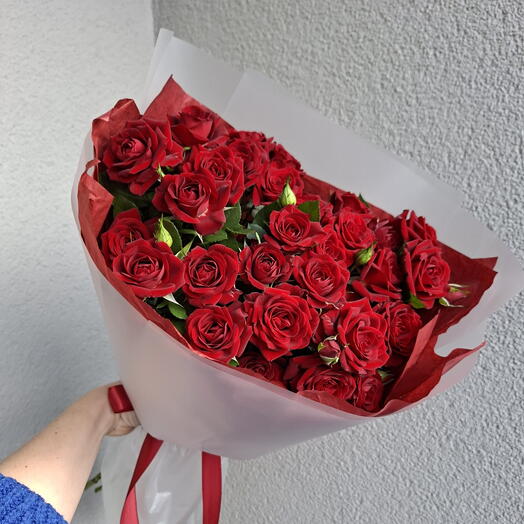Букет из красных кустовых роз