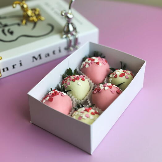 Клубника в розовом и белом шоколаде с сердечками