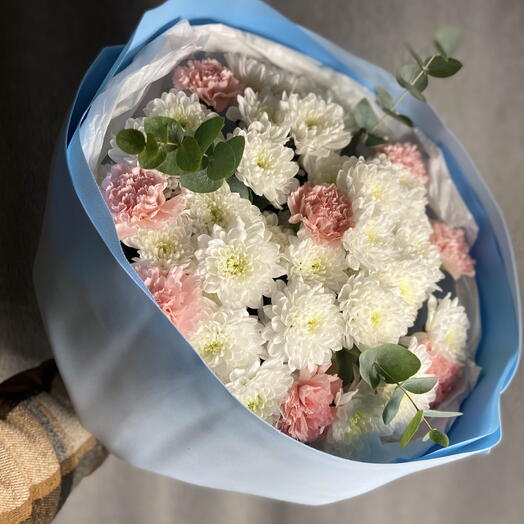 Букет из розовых дианутусов,эвкалипта,хризантемы