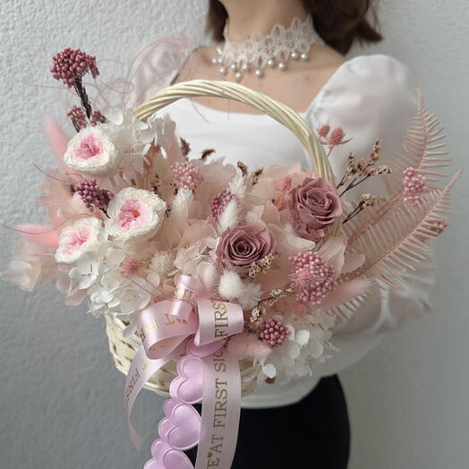 Нежная корзина со стабилизированными цветами