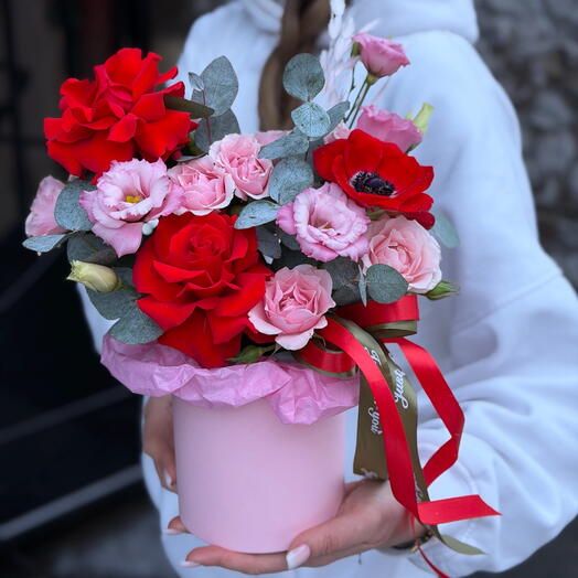 Цветочная композиция с анемоном и французскими розами