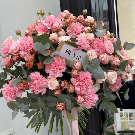 Шикарный букет из диантусов и кустовых роз