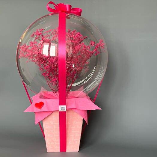 El amor es una gran composición de gypsophila rosa brillante en una bola