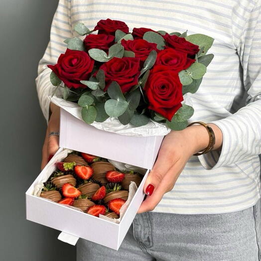 Красные розы с клубникой в шоколаде (9 ягод)