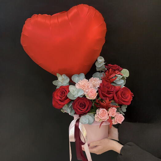 Подарочный бокс с красими розами, дианутсами и воздушным шаром