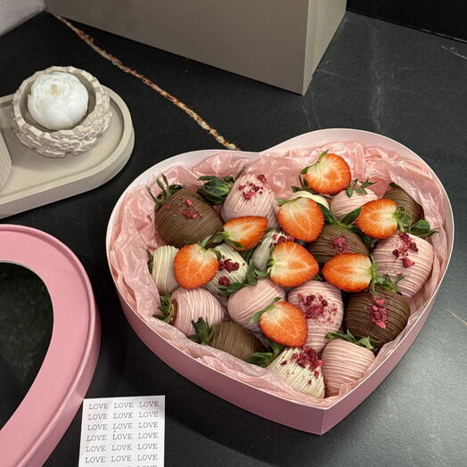 Клубника в шоколаде «сердце» розовое