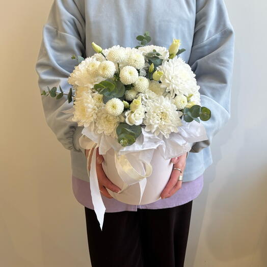 Композиция из кустовой хризантемы и лизиантуса🤍