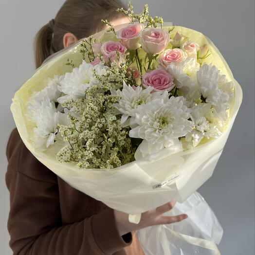 Авторский букет с кустовой розой, хризантемами и лимониумом