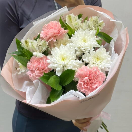 Букет с нежными диантусами хризантемой и альстромерией