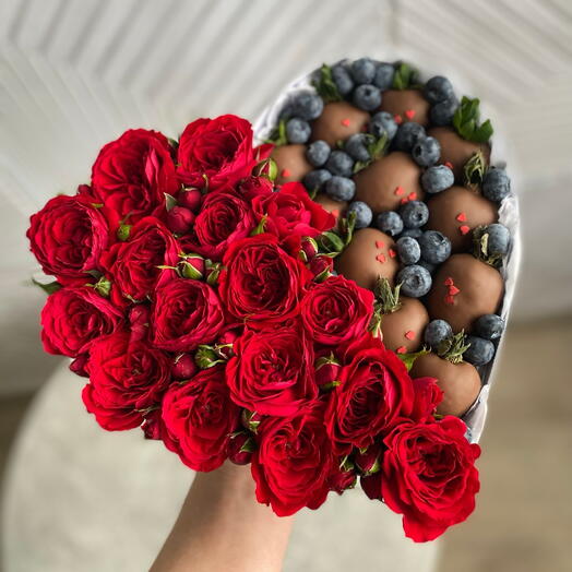 Клубника в шоколаде и розы