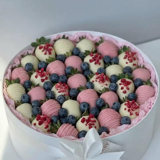 Клубника в белом и розовом шоколаде с голубикой