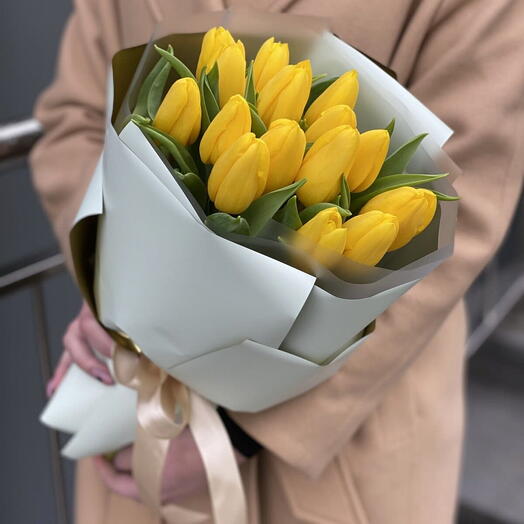 15 желтых тюльпанов