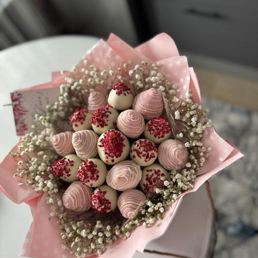 Клубника с гипсофилой