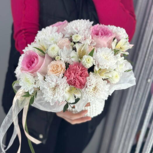 Arreglo de rosas y crisantemos en macetas hechas a mano