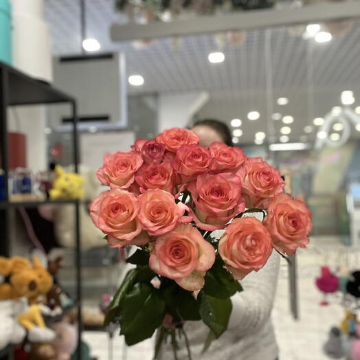 15 розовых роз