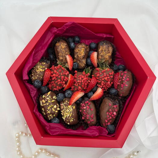 Королевские финики с начинкой и клубникой в шоколаде, 12 шт