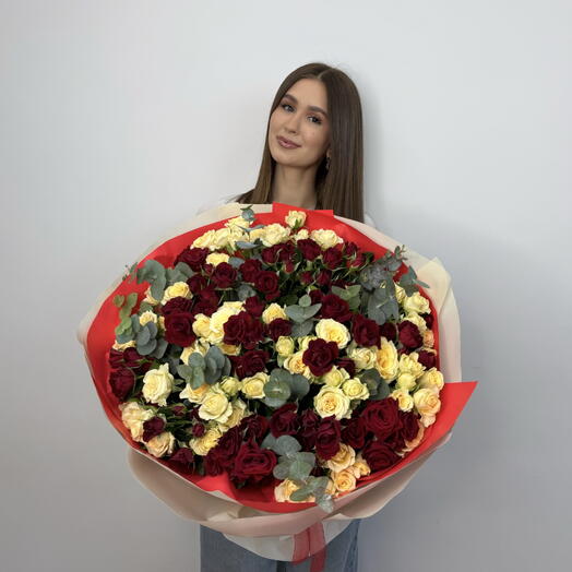 Букет из 25 кремово-красных кустовых роз с эвкалиптом