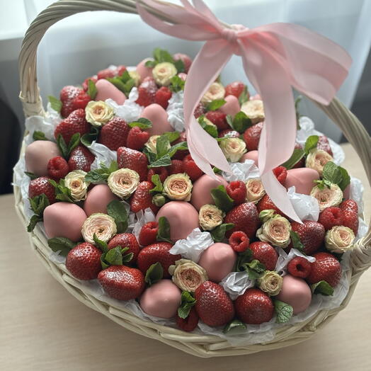 Большая корзина из клубники в шоколаде с малиной, мятой, кустовых роз для мамы/ любимой / бабушки / подруги / на день рождения