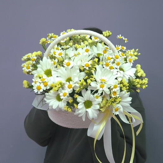 Полевой букет из Хризантем, Ромашек и Солидаго в джутовой корзине💛