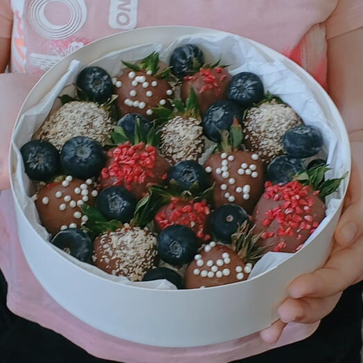 Коробочка с клубникой