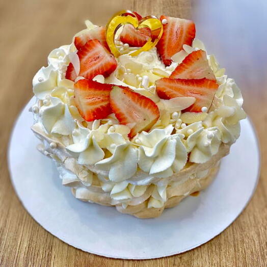 Меренговый торт с клубникой