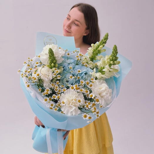 Букет с ромашками и гортензией "BLUE MEADOW"