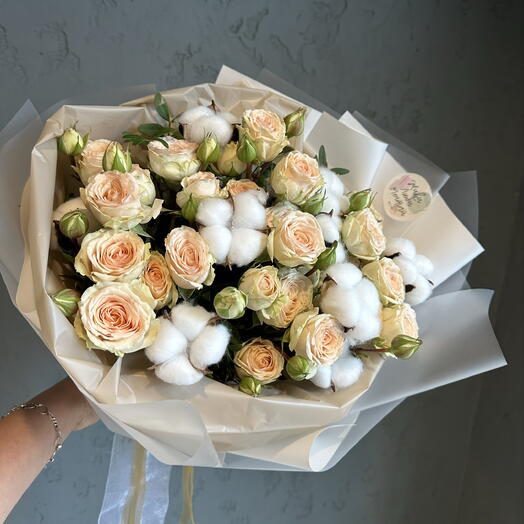 Нежный букет из кустовых роз с хлопком🌸