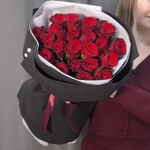 21 роза Кения 40см в трендовой упаковке