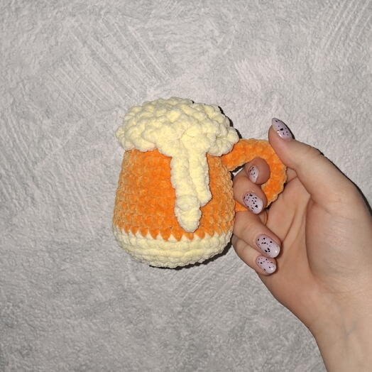 Вязаная игрушка-брелок "Кружка пива"