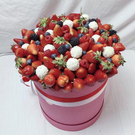 Композиция из ягод с Рафаэлло