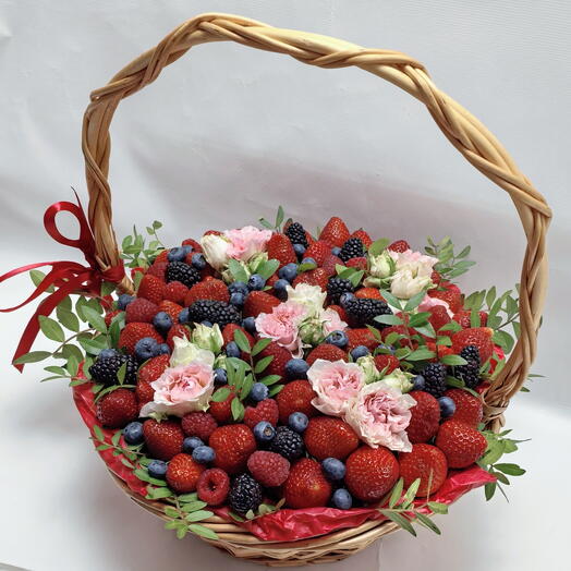 Ягодная корзина с розами