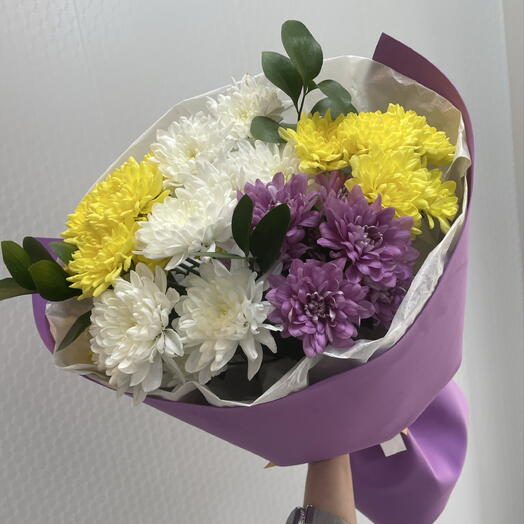 Букет из разноцветных хризантем и рускуса