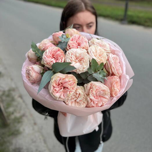 Букет из пионовидных кустовых роз