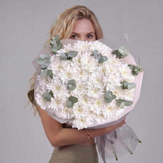 Букет из кустовой хризантемы (7 веток) с эвкалиптом от XOFLOWERS