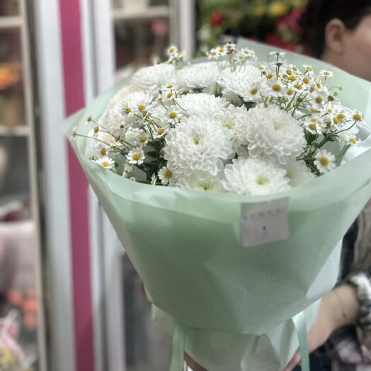 Букет с ромашками и хризантемой