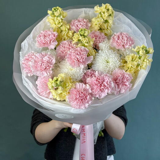 Стойкий, ароматный букет с маттиолой, пушистыми диантусами и хризантемой Алай