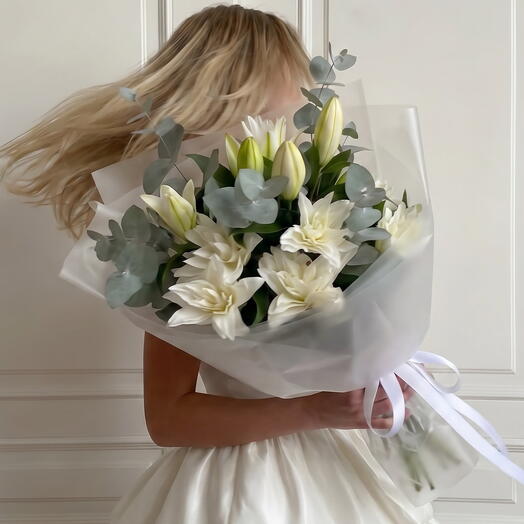 Букет с кустовыми пионовидными лилиями (7 шт.) и эвкалиптом от XOFLOWERS