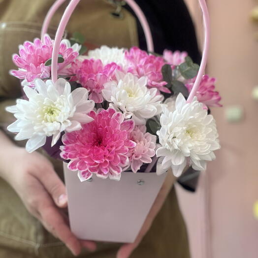 Композиция из розовых и белых хризантем