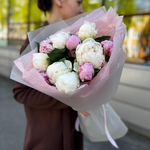 11 белых и розовых пионов