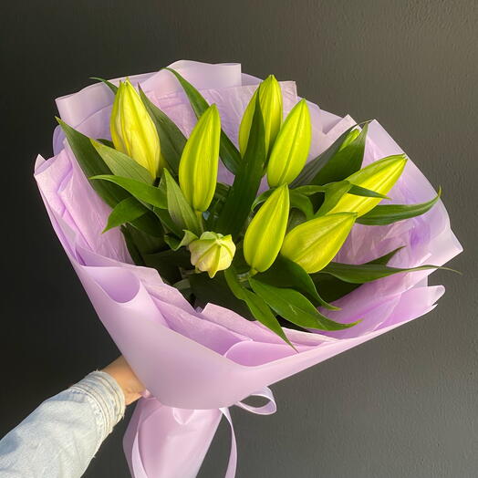 Bouquet of 5 lilies in a purple package