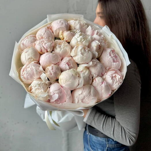 Нежный букет из 25 пионов